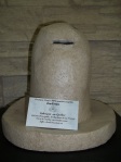Dos de tirelires  "Collection de chapeaux" imitation pierre sculpté LES/THI beault-sard artisans CT (papier & pots de plastique recyclé à 100%)