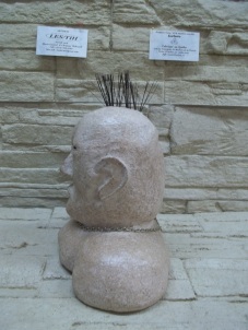Tirelires  côté gauche "Collection de bustes imitation pierre sculpté LES/THI beault-sard artisans ML (papier & pots de plastique  recyclé à 100%)