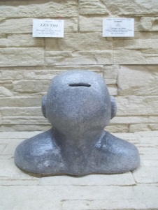 Dos Tirelires "Collection de bustes imitation pierre sculpté LES/THI beault-sard artisans ML (papier recyclé à 100% & pots de plastique recyclé à 100%).