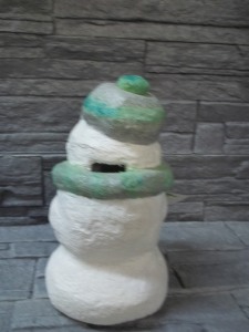 Dos tirelire Bonhomme hiver (recyclé à 100% papier & plastique)LES/THI BEAULT-SARD artisan CT